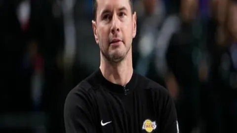 “西蒙斯扣篮耀眼，琼斯空中接力瞬间爆扣”